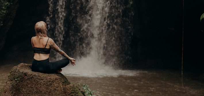 YogaGypsy meditieren anfangen Wasserfall